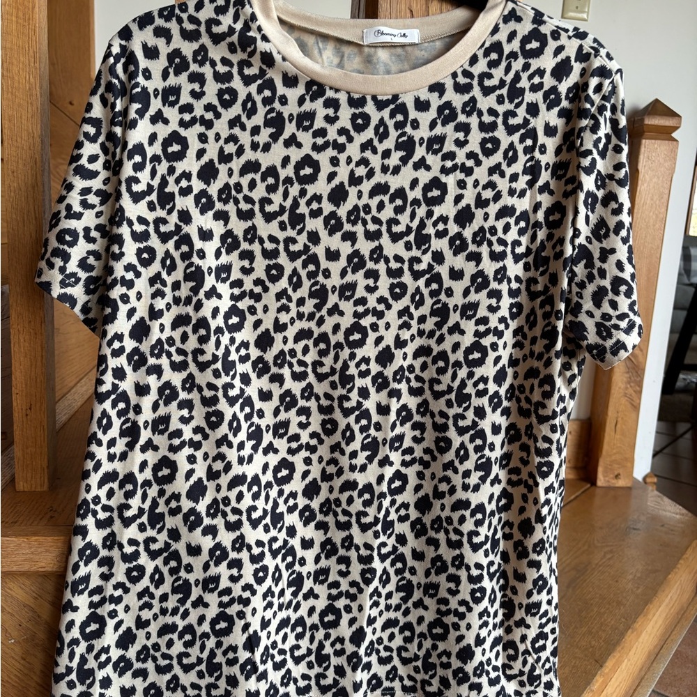 Feminine Leopard Print Short Sleeve Tee - Black on Cream